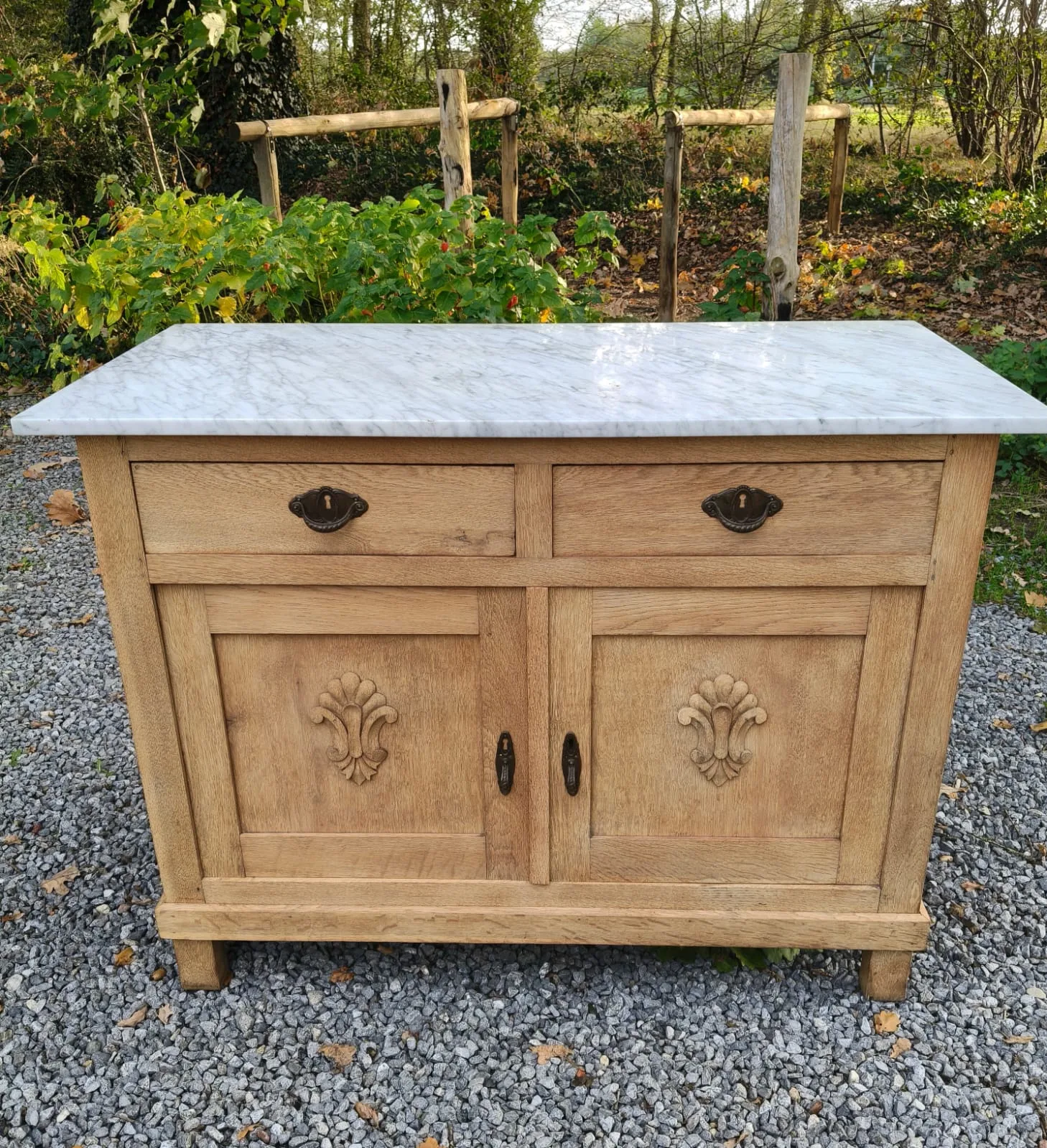 Antiek eiken commode met Carrara marmeren blad