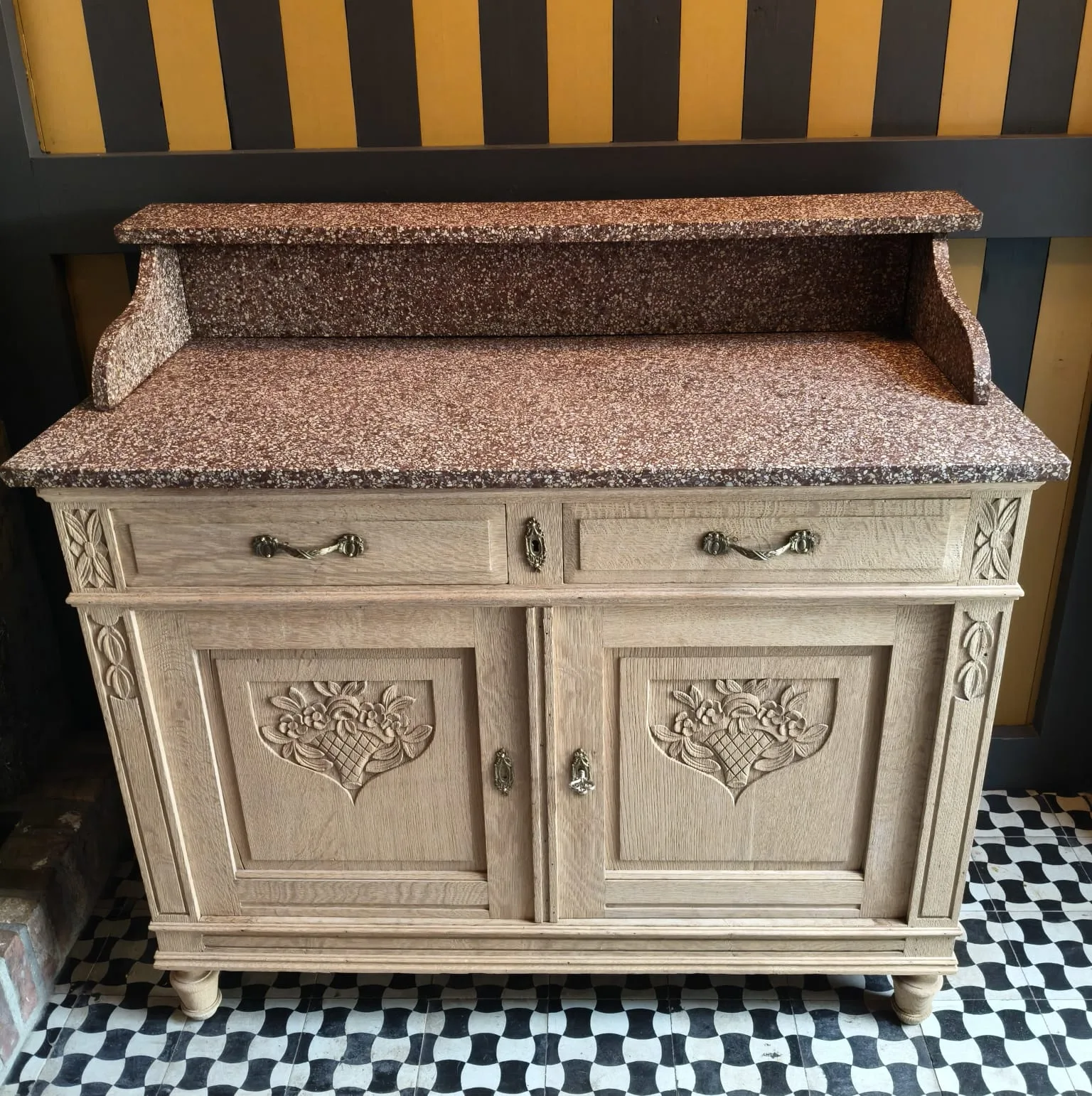Antieke commode met uniek terrazzo blad