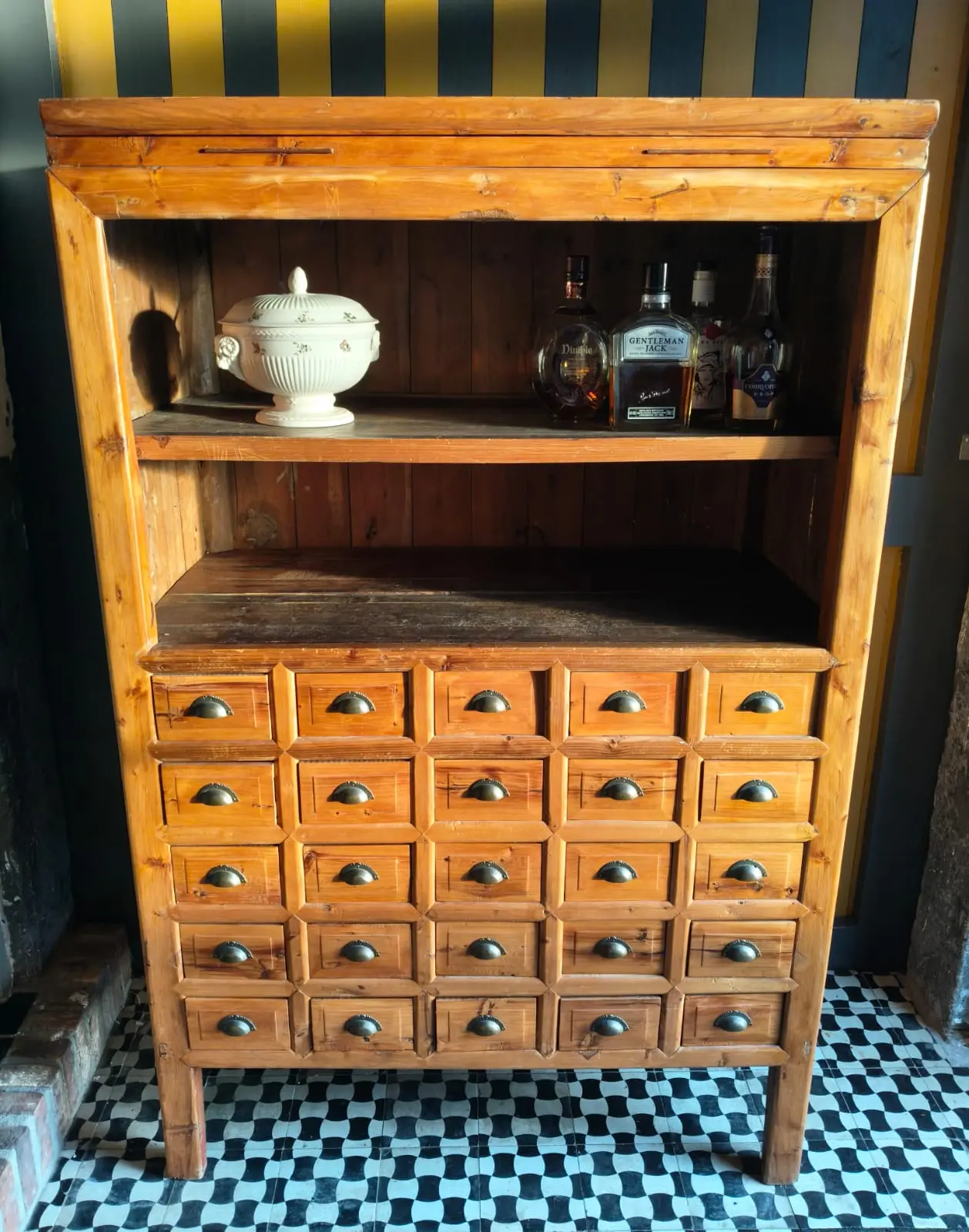 Apothekerskast, keukenkast, ladenkast.