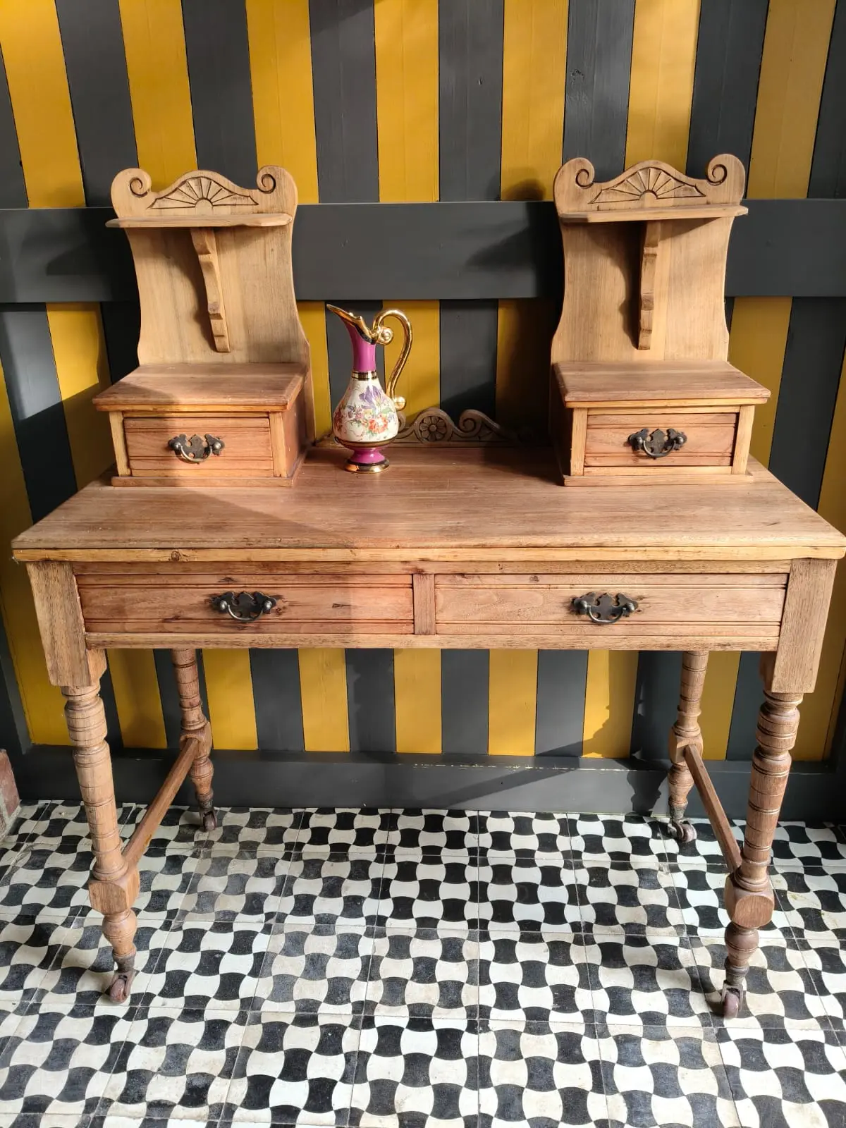 Brocante schrijftafel, bureau, sidetable