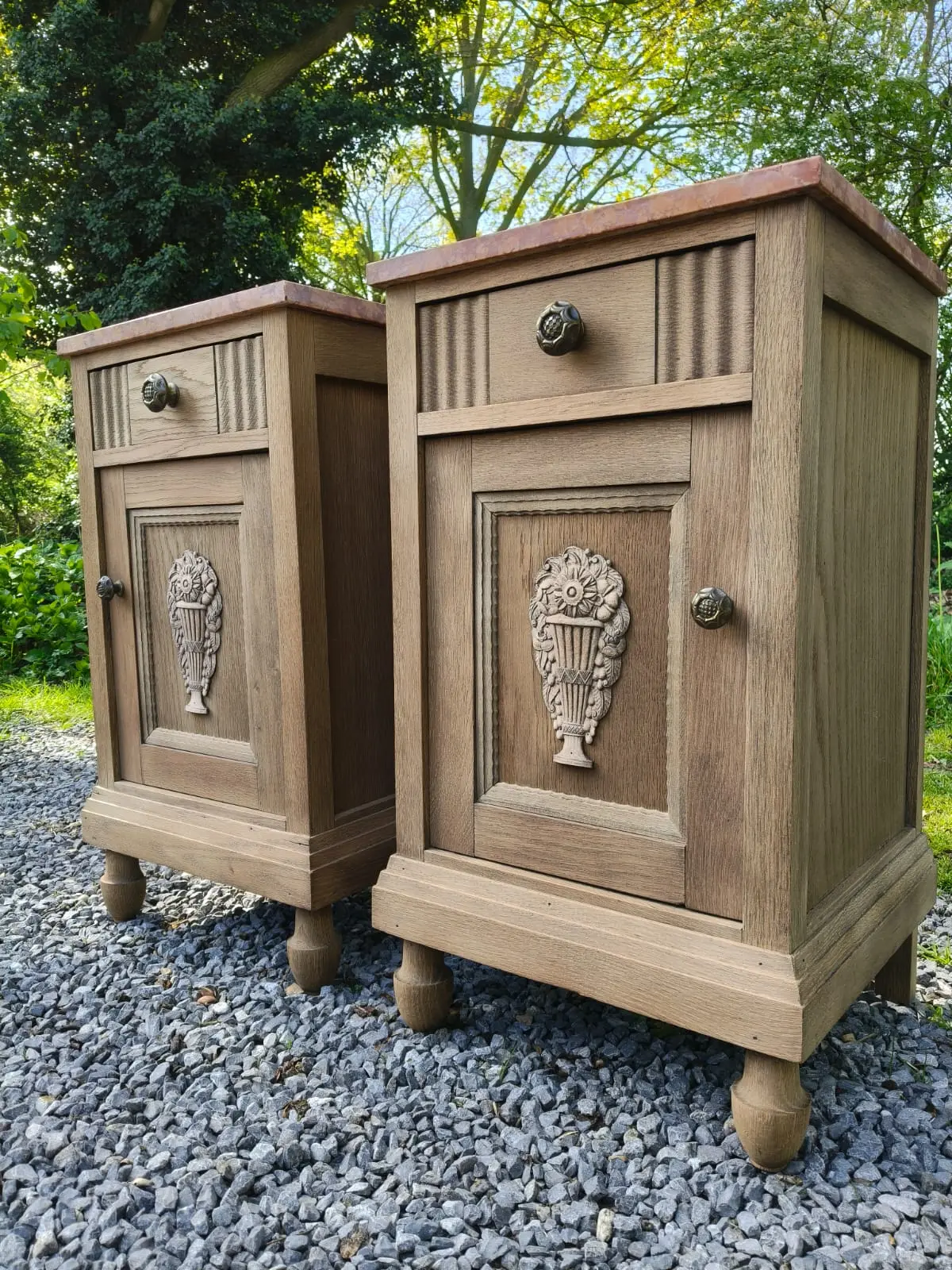 Set antieke blank eiken nachtkastjes met marmeren blad