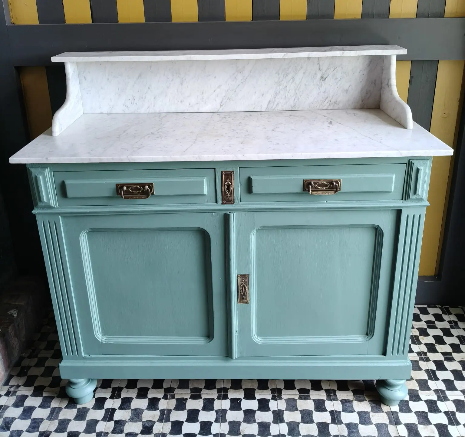 Antieke commode in mat blauwgroen met marmeren blad