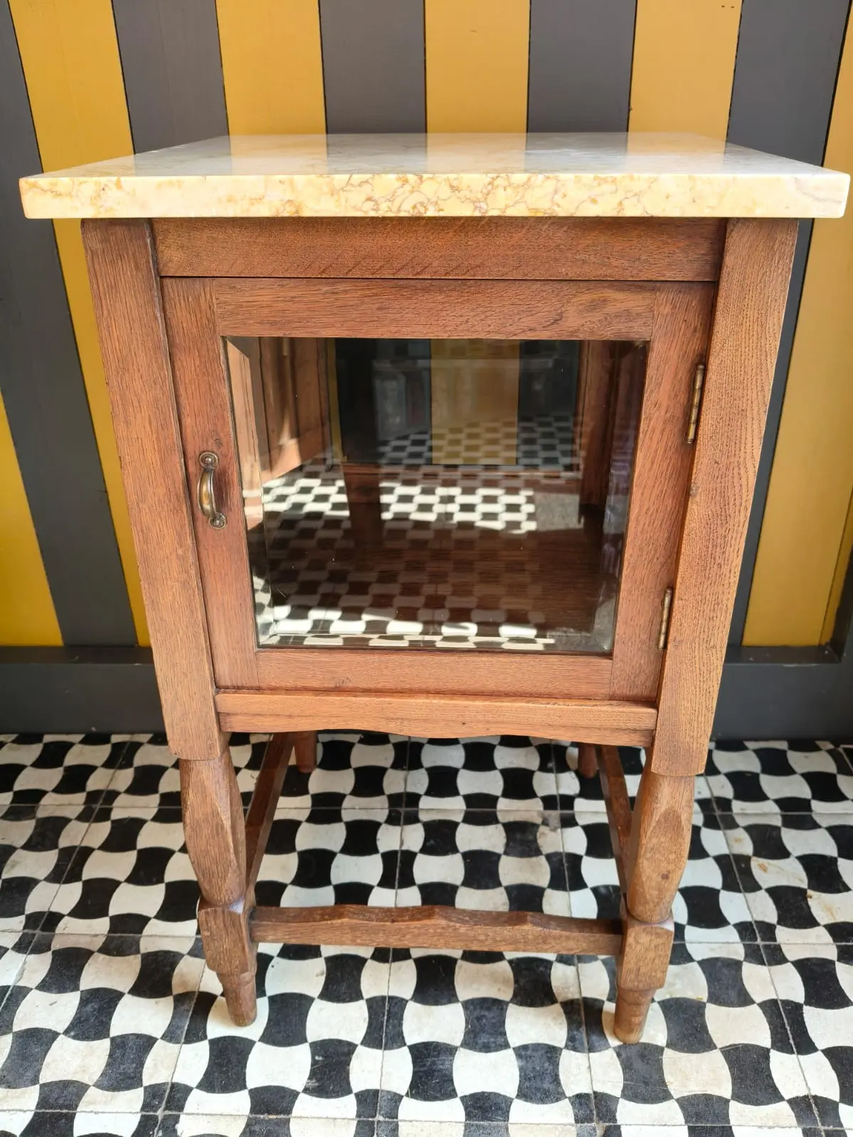 Antiek theekastje, vitrinekastje, bijzettafeltje