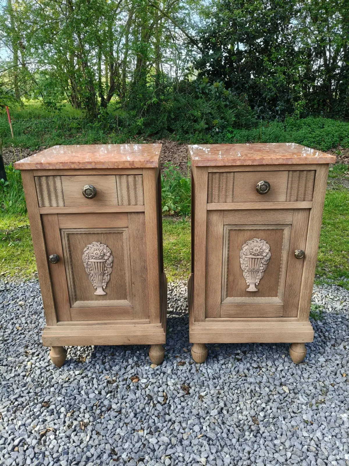 Set antieke blank eiken nachtkastjes met marmeren blad