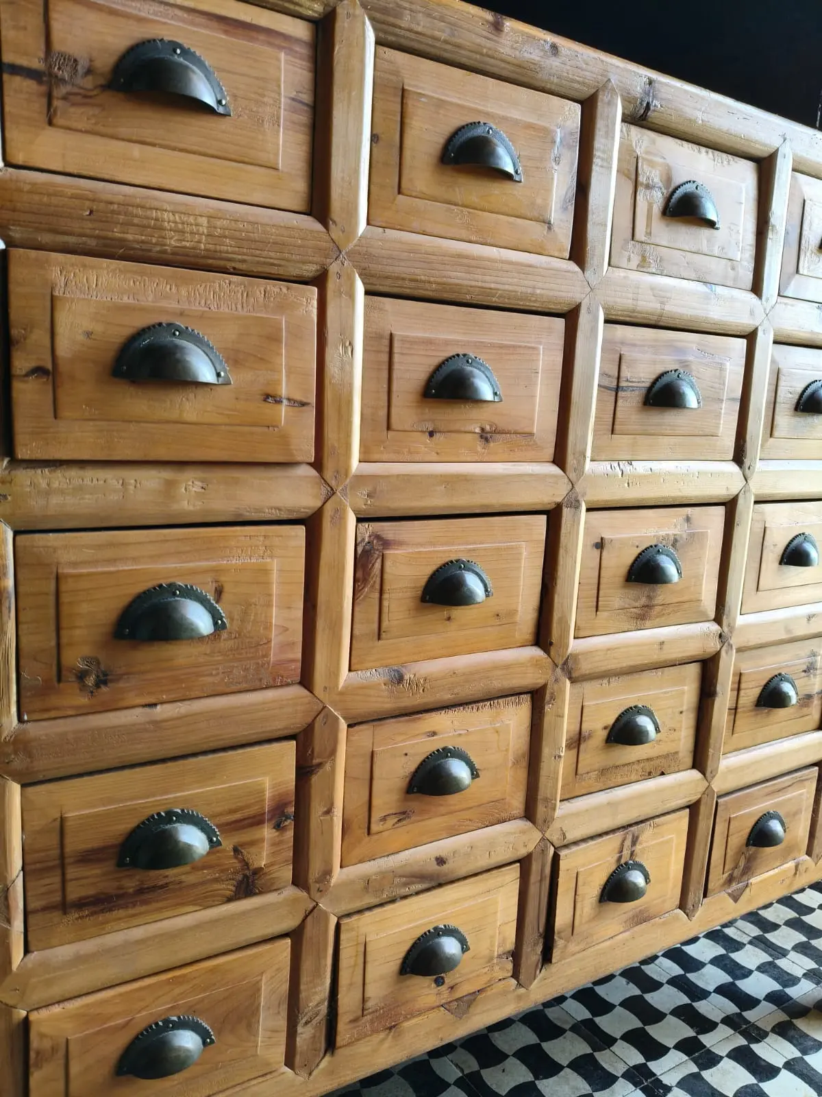 Apothekerskast, keukenkast, ladenkast.