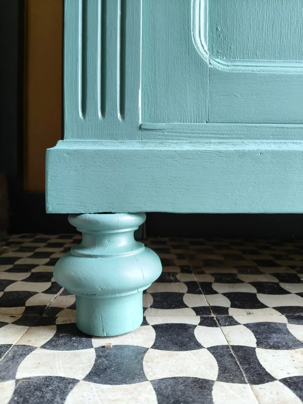 Antieke commode in mat blauwgroen met marmeren blad