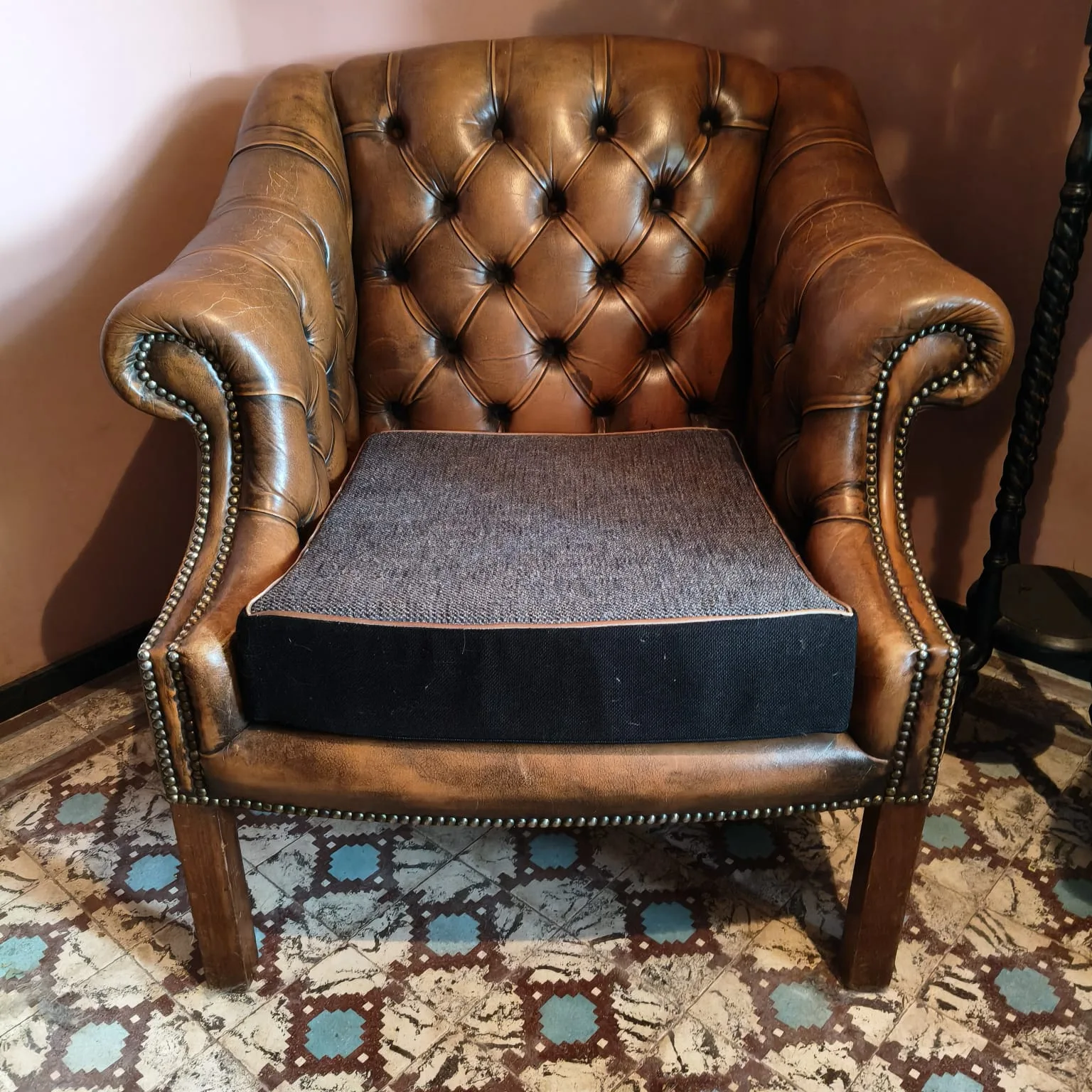 Antieke schapenlederen Chesterfield fauteuil