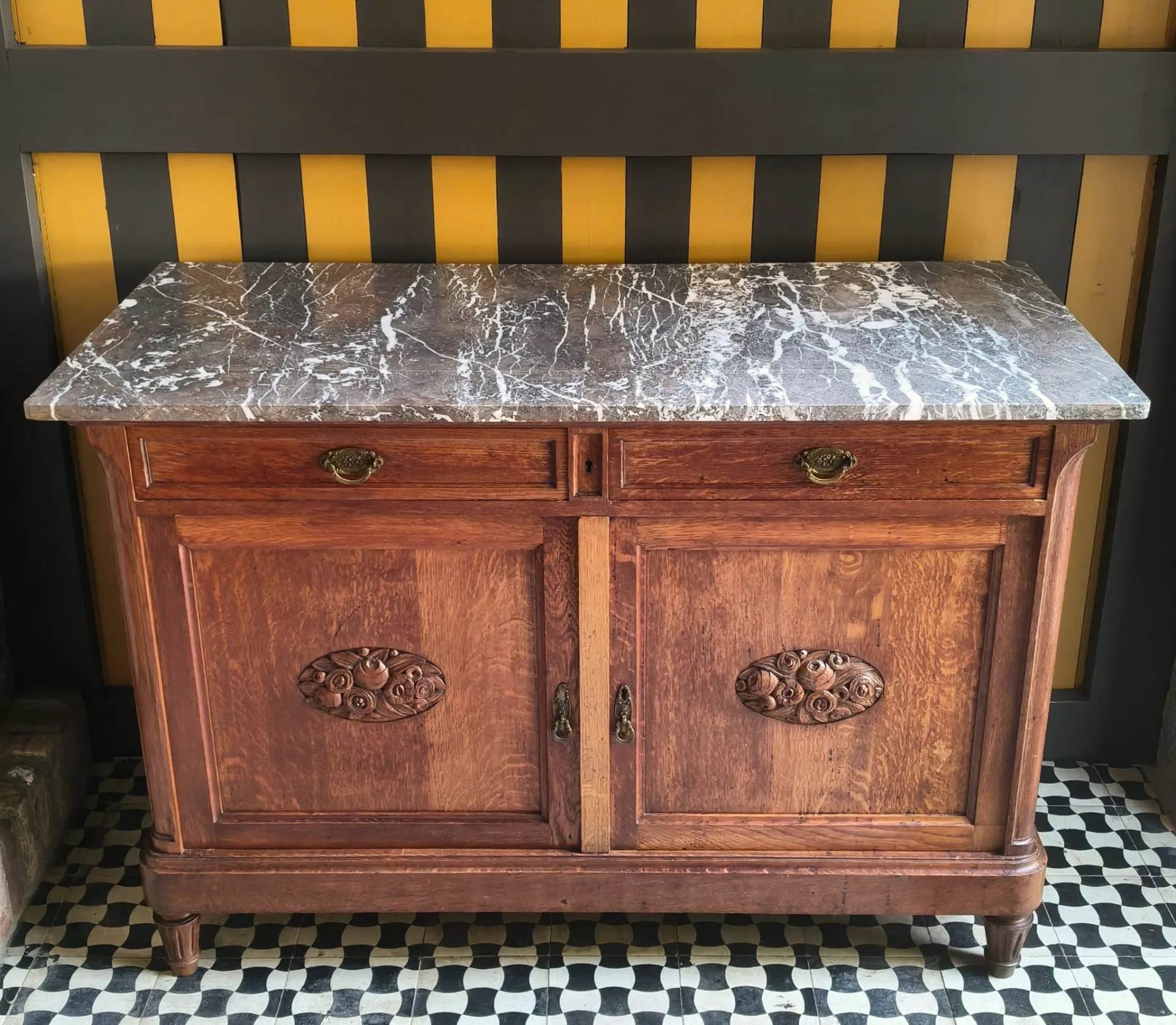 Antieke commode / dressoir met fraai marmeren blad